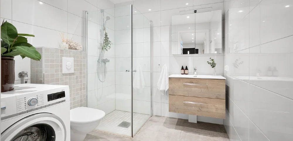 Grosse Fliesen im Badezimmer