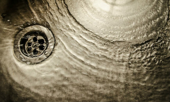 Abfluss Wasser spülen
