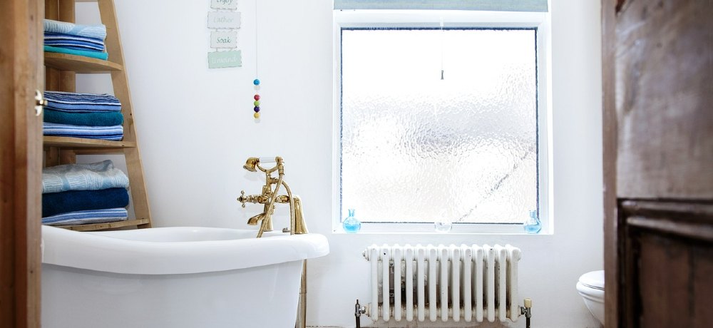 Bad mit Fensterfolie