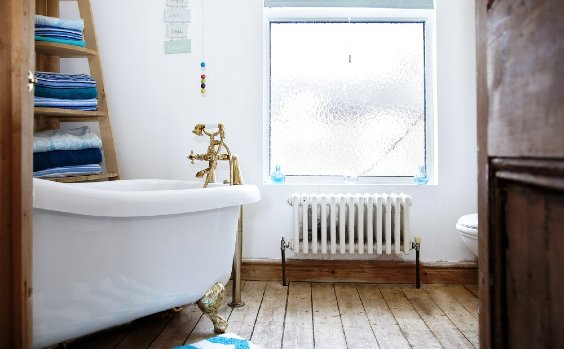 Bad mit Fensterfolie