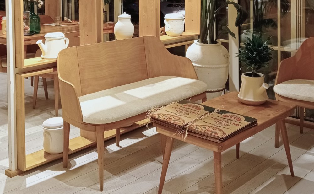 Bank im Wohnzimmer, Tisch