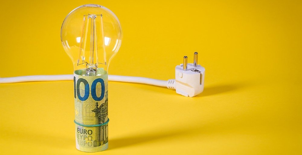 Glühbirne mit 100 Euro umwickelt, Stecker