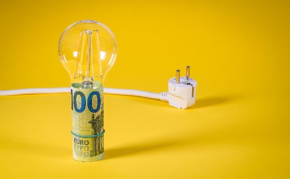 Glühbirne mit 100 Euro umwickelt, Stecker