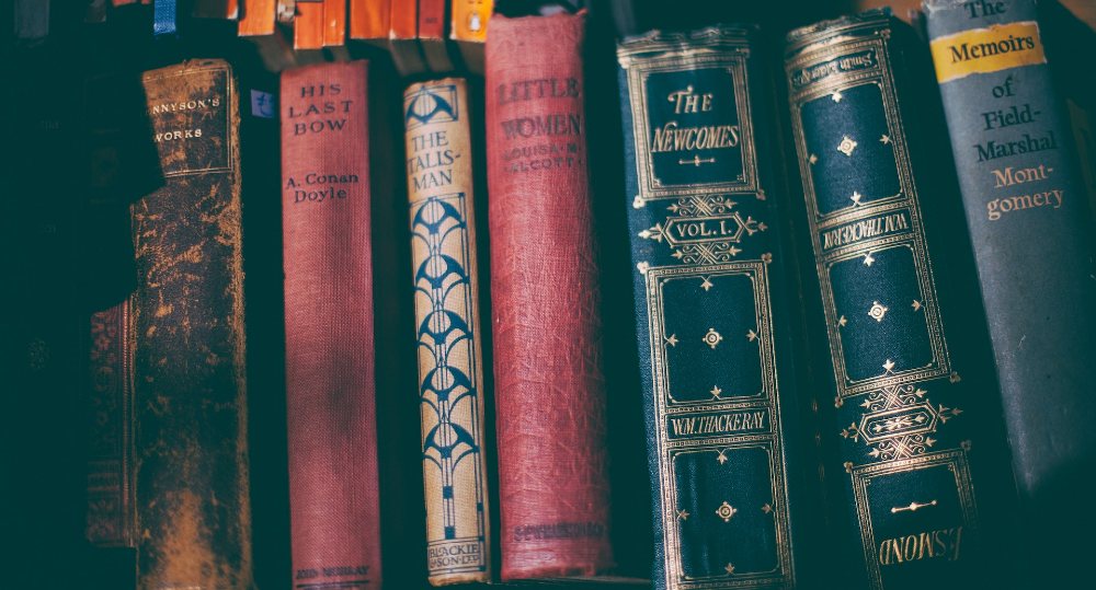 Bücherreihe mit Geheimfach