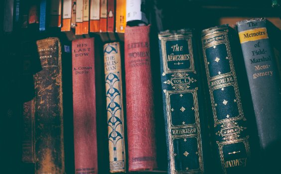 Bücherreihe mit Geheimfach