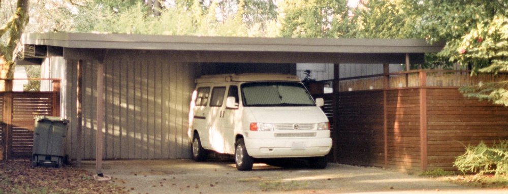 Weisser VW Multivan im Carport