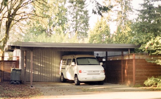 Weisser VW Multivan im Carport