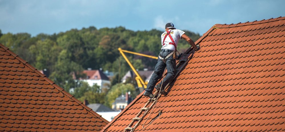 Dachdecker auf einem roten Dach
