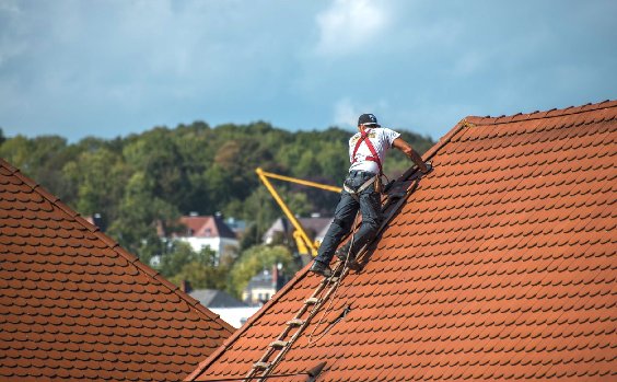 Dachdecker auf einem roten Dach
