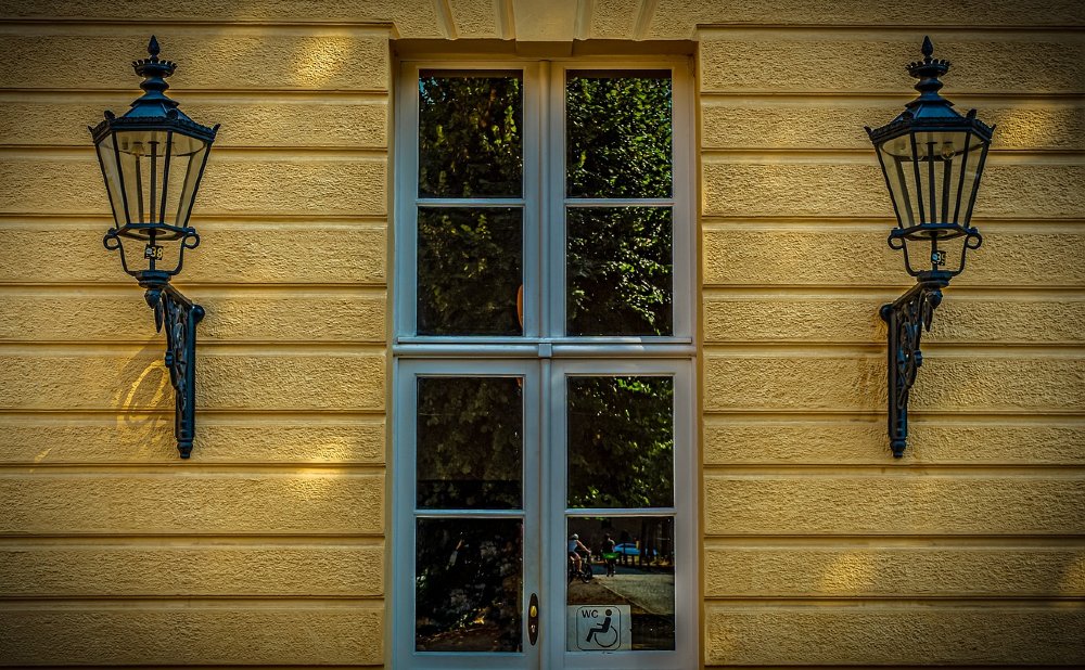 Hausfassade mit gelber Schalung