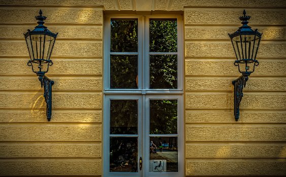 Hausfassade mit gelber Schalung