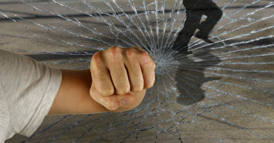 Fenster wird eingeschlagen