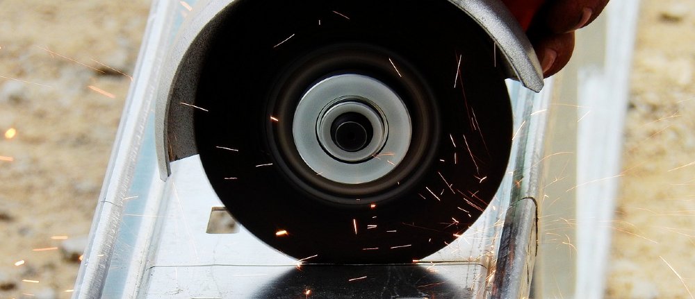 Flex schneidet Metallschiene