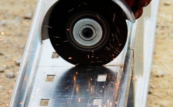 Flex schneidet Metallschiene