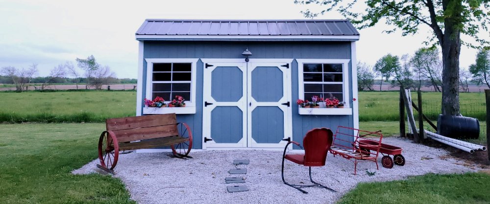 Blaues Gartenhaus mit antiken Möbeln