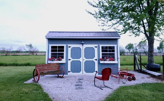 Blaues Gartenhaus mit antiken Möbeln