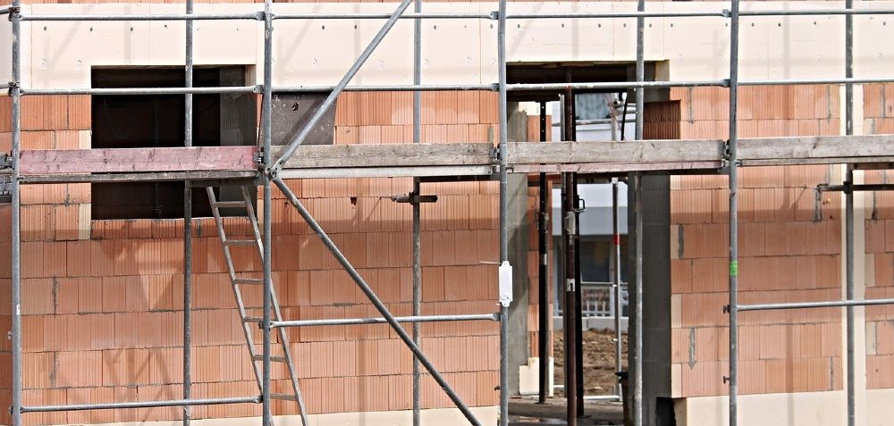 Gerüst vor Neubau