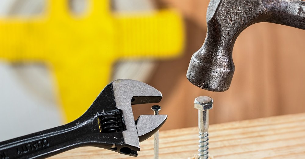 Hammer und Zange sowie Nagel und Schraube