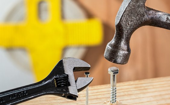 Hammer und Zange sowie Nagel und Schraube