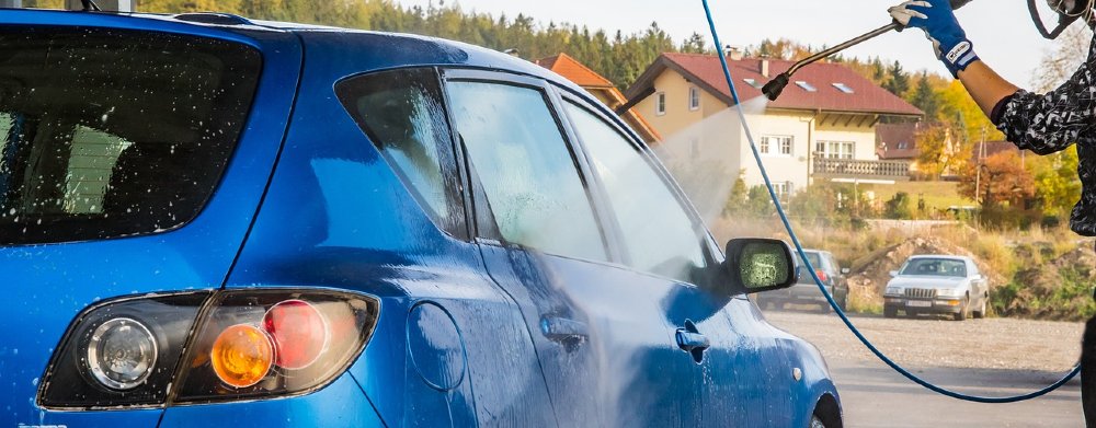 Hochdruckreiniger beim Reinigen eines Autos