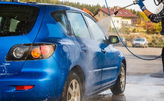 Hochdruckreiniger beim Reinigen eines Autos