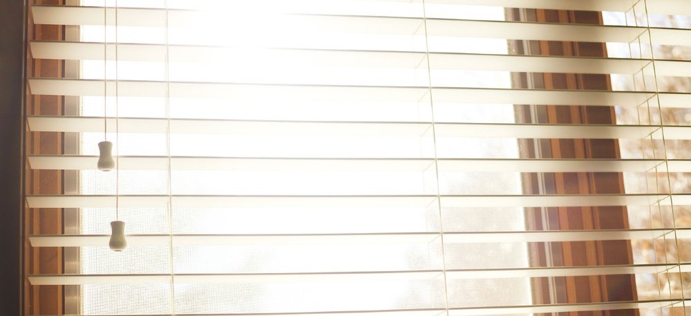 Jalousie aus Holz im Sonnenlicht