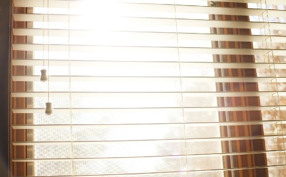 Jalousie aus Holz im Sonnenlicht