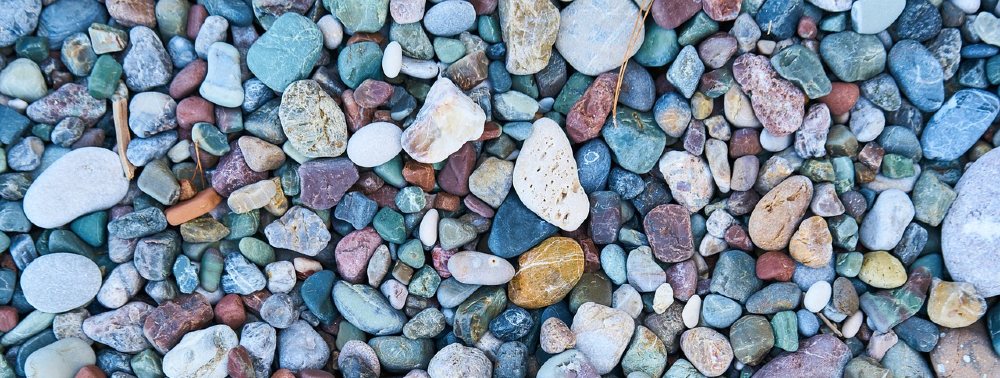 Blauer und bunter Kies