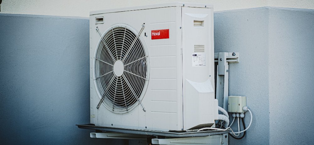 Klimaanlage an Wand angeschraubt
