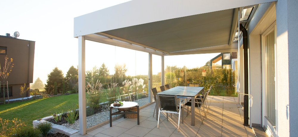 Lamellendach über Terrasse