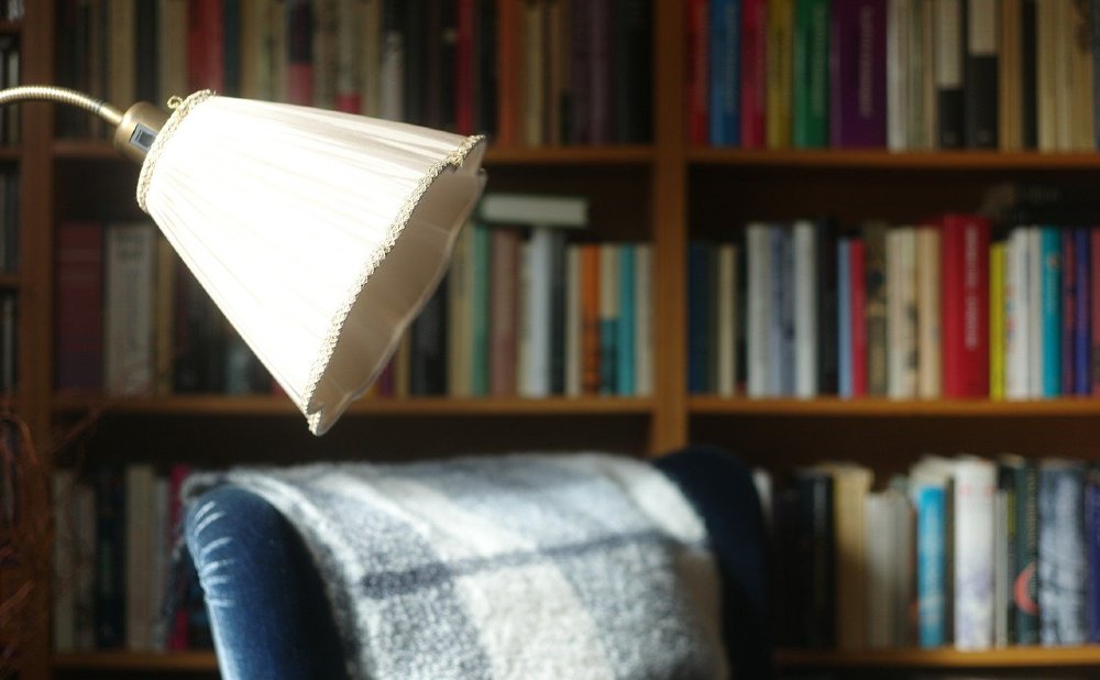 Leseecke mit Sessel und Lampe