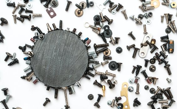 Rundmagnet mit Schrauben