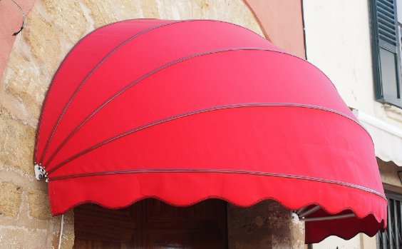 Rote, halbrunde Markise