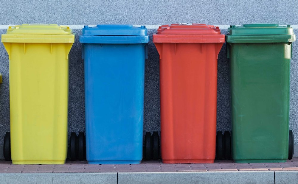Mülltonnen in unterschiedlichen Farben