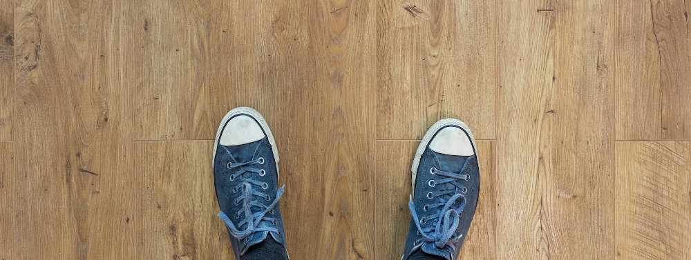 Turnschuhe auf Parkett