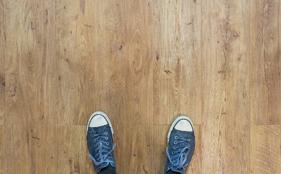 Turnschuhe auf Parkett