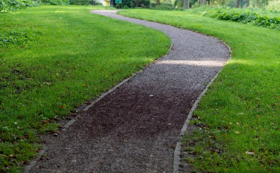 Rasenkante am Weg