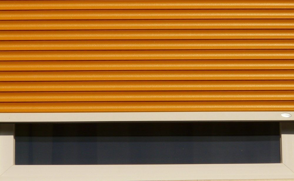 Rolladen orange Fenster