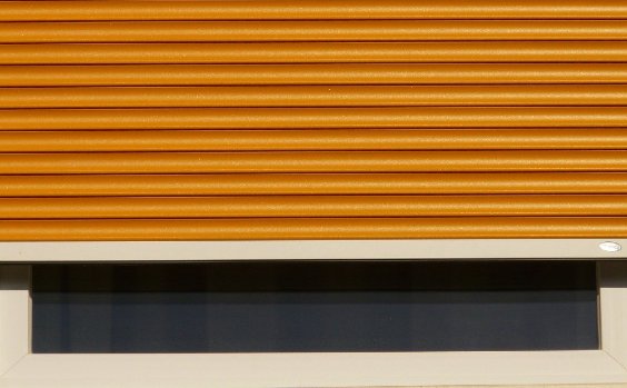 Rolladen orange Fenster