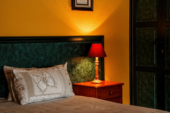 Nachttischlampe am Bett