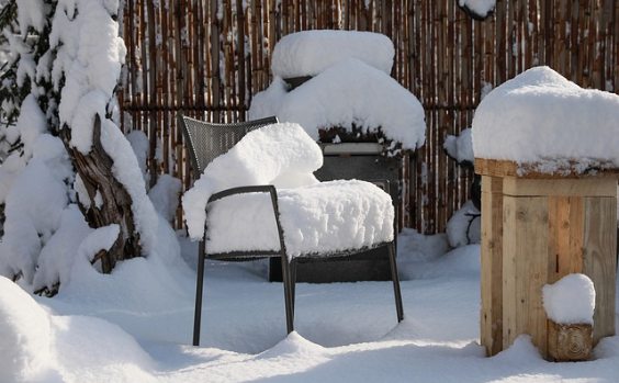 Verschneite Terrasse