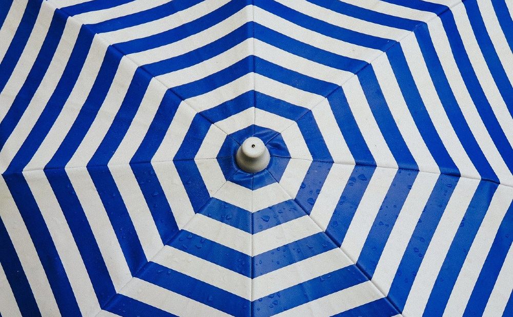 Sonnenschirm blau weiss