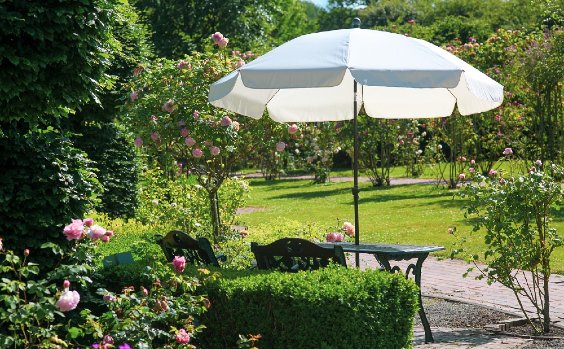 Sonnenschirm im Garten