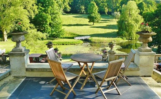 Terrasse vor Parklandschaft