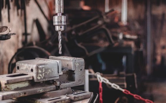 Tischbohrmaschine im Einsatz
