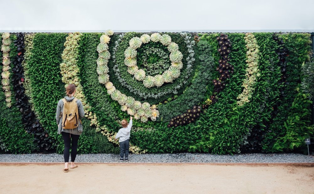 Zaun mit Blumenornamenten