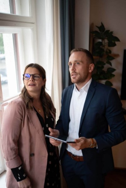 Makler und Käuferin im Gespräch